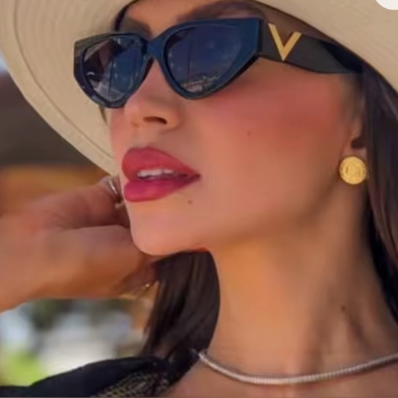 Black Cat Eye Sunglasses Gold V Detail UV Protection Trendy Chic Sunnies main image 14